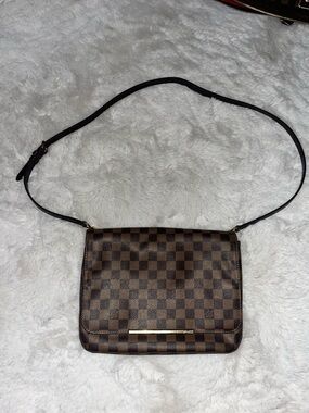 the cutest, authentic Louis Vuitton Hoxton GM Damier Ebene crossbody bag😩😍